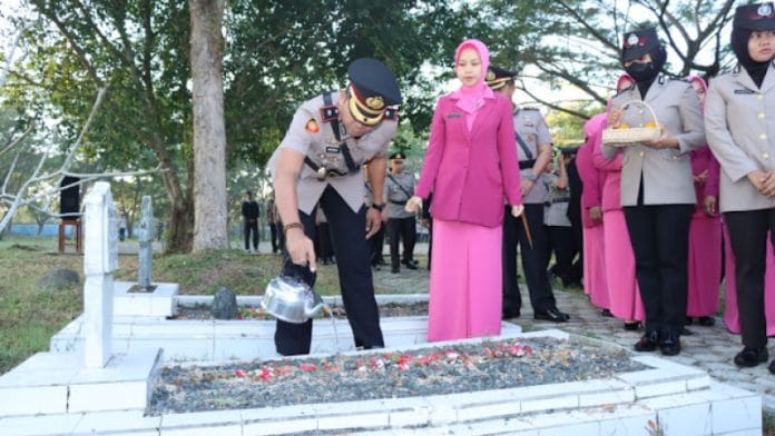 Jelang Hari Bhayangkara Ke-77, Polres Loteng Gelar Upacara Ke Makam Pahlawan