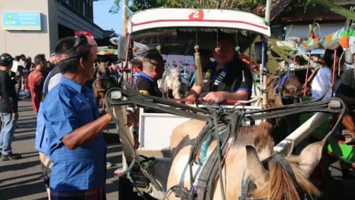 Pembalap naik Dokar sampai istana kota tua