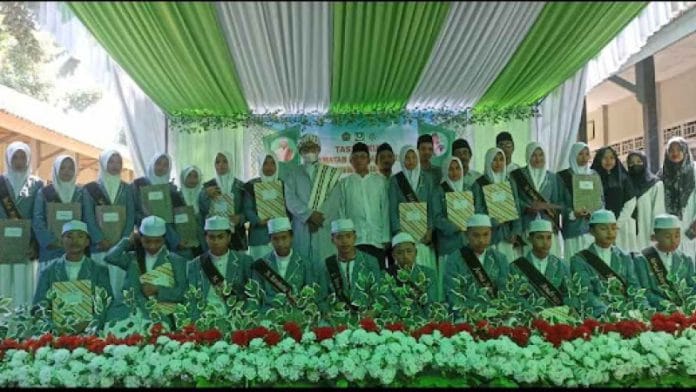 Tasyakuran penamatan dan kenaikan kelas siswa siswi YPP darul Muhsinin NW Kebon Dalem
