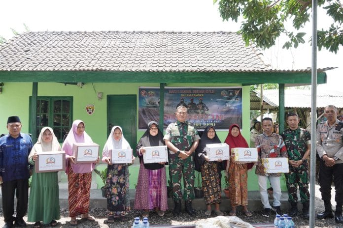 Penyerahan bantuan RTLH dalam rangka HUT TNI