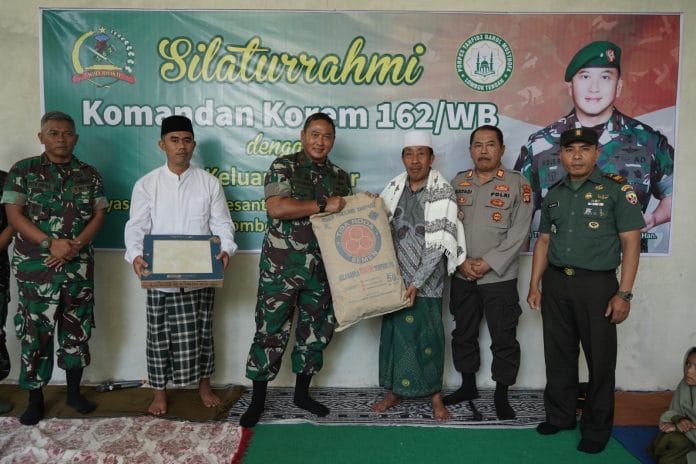 Danrem Brigjen TNI Agus Bhakti, S.I.P., M.I.P., M.Han meyerahkan bantuan bahan bangunan untuk Musholla
