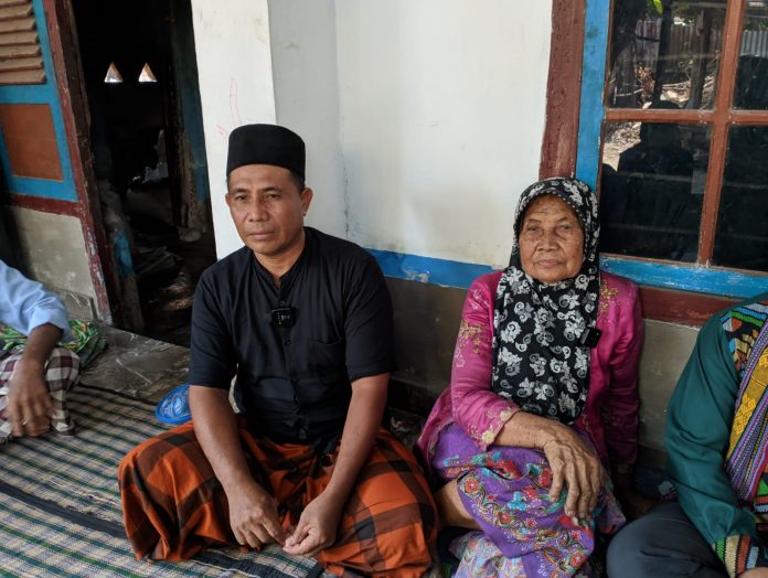 Foto: ( Istimewa ) Ibu yang dilaporkan anaknya, Rakyah (84) kanan.