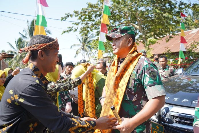 Penutupan TTMD ke-118 Danrem 162/WB berharap Gotong Royong Dan Kerja Sama TNI dengan Masyarakat Terus Ditingkatkan.