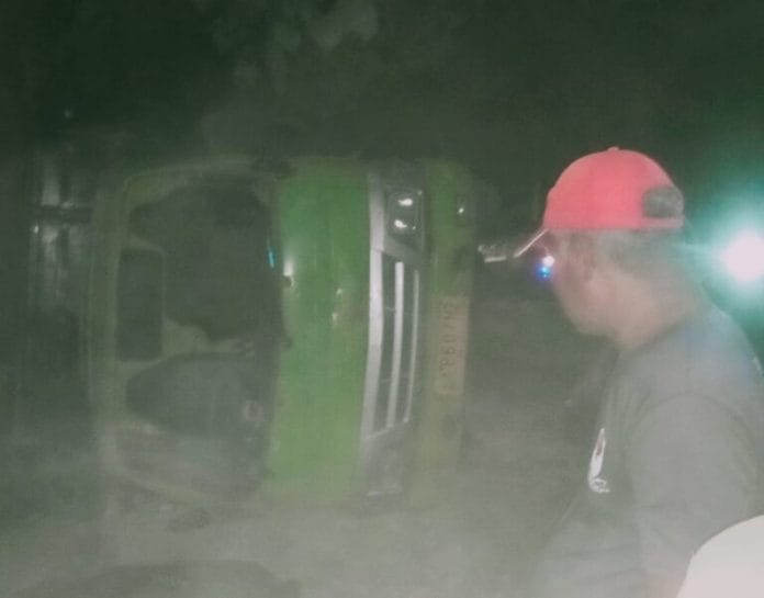 Truk bermuatan Solar Jatuh