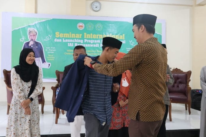 Penyerahan almamater IAIH Pancor kepada Mahasiswa baru asal Thailand