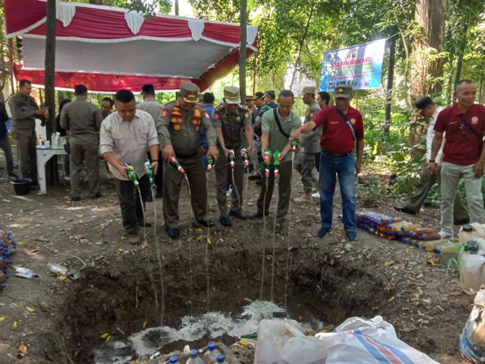 Satpol PP Lombok Timur Musnahkan 1.012,5 Liter Miras Hasil Operasi Penertiban